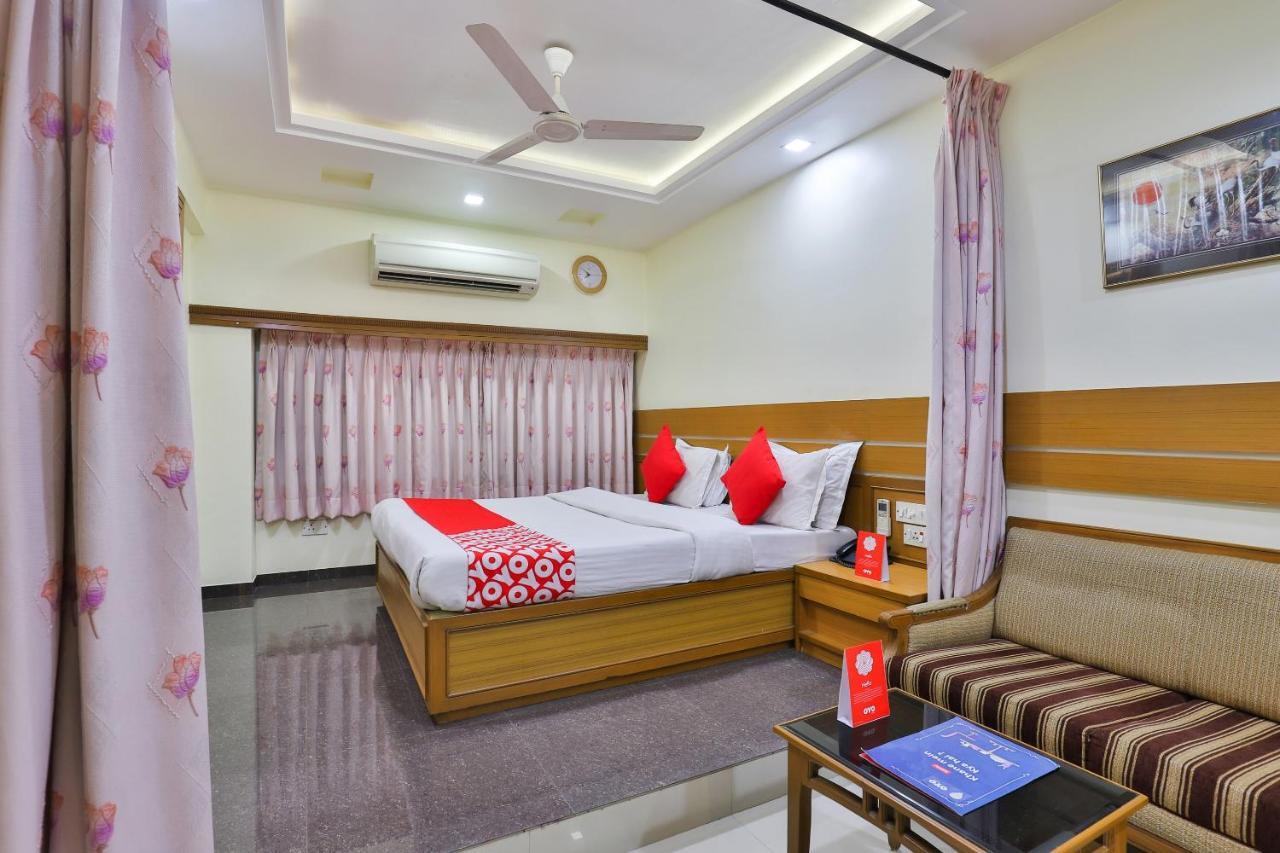 Oyo 17117 Hotel Rainbow Vadodara Exterior foto